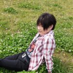 雪学園文庫運営者・ゆきのプロフィール写真|草原で微笑む姿