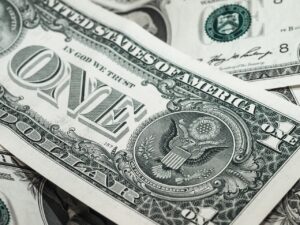 「通貨発行権が民間にあることを象徴するドル紙幣のクローズアップ画像」