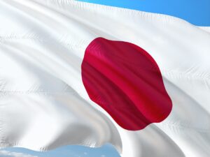 空にたなびく日本の国旗。戦時中の日本の立場とドイツとの関係を象徴。