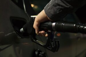 ガソリンを給油する手元の様子|エネルギー問題や物価上昇に関する象徴的なイメージ
