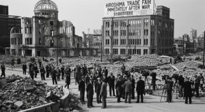 1945年、広島原爆ドーム前で開催された「終戦直後の見本市」。瓦礫の街に集まる西洋人視察団と外国人記者たち、背後には英語で「Hiroshima Trade Fair Immediately After War」と書かれた建物。原爆フェイク説や国際金融資本の関与を示唆する歴史的瞬間。